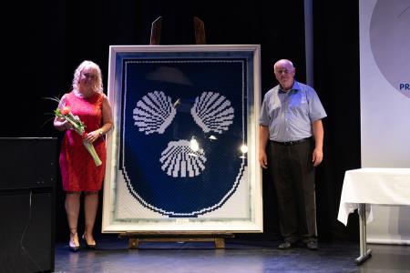 Praznik Mirna 2022 - avtorica grba Petra Privsek Konjacic in zupan Dusan Skerbis, foto Alenka Strazisar Lamovsek (2)